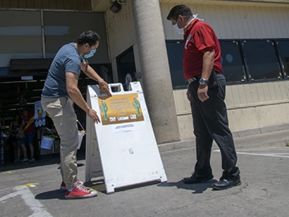 UArizona Medical Students Distribute COVID-19 Awareness Posters in Spanish Near and Far